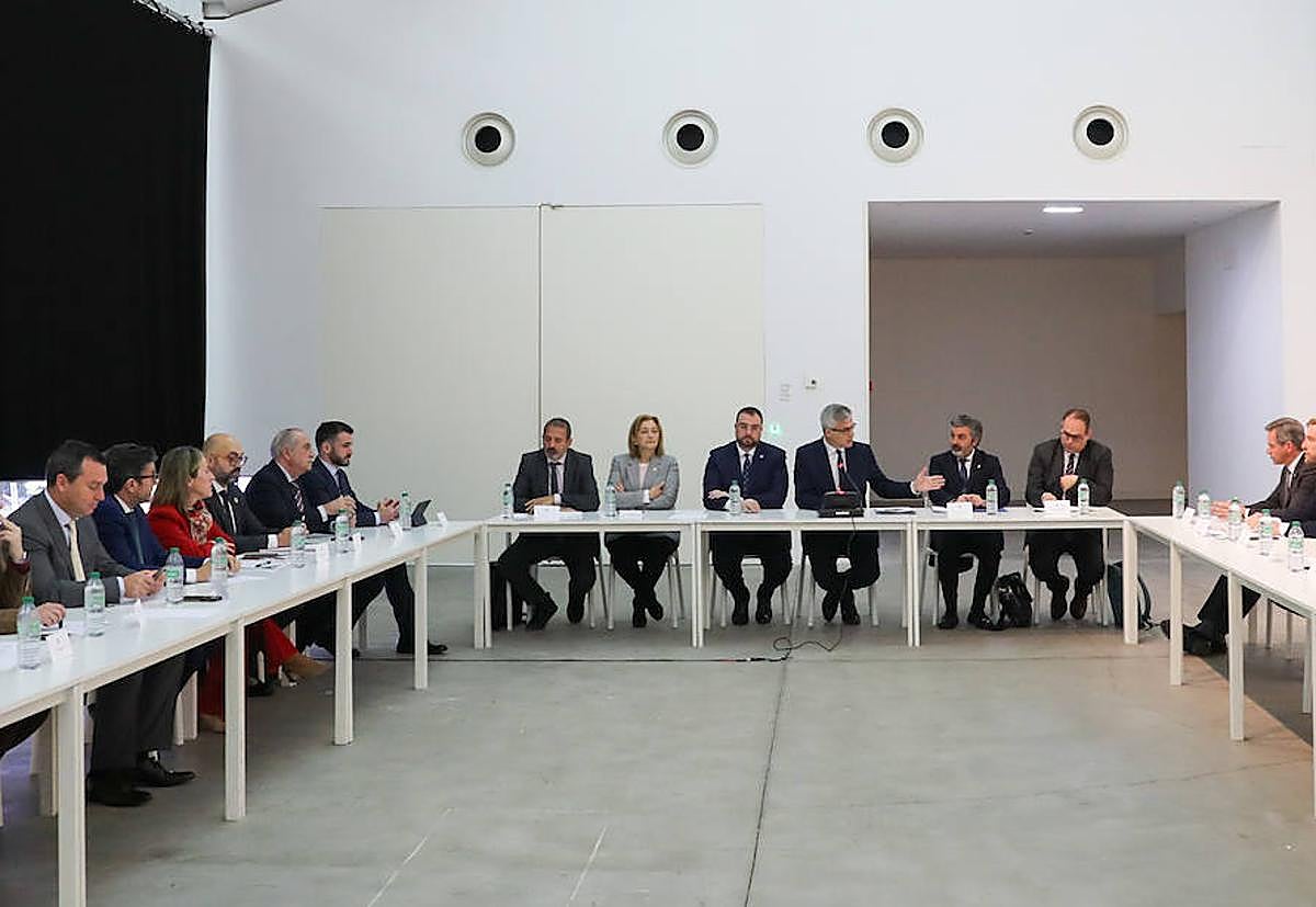 Plenario de la cumbre celebrada ayer en la Laboral. La mesa fue presidida (desde la izquierda) por el secretario general de Infraestructuras, Xavier Flores; la delegada del Gobierno,Delia Losa; el presidente Adrián Barbón; el secretario general de Transportes, David Lucas; el consejero Alejandro Calvo y el comisionado para el Corredor Atlántico, José Antonio Sebastián.