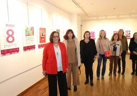 Las concejalas Natalia González y Loli Patón junto a Goretti Avello, directora de Igualdad; la edil Salomé Díaz; Belén Falagán y Eva Lázaro de la Oficina de la Igualdad y Victorina Fernández, representante del Consejo de Mujeres de Gijón