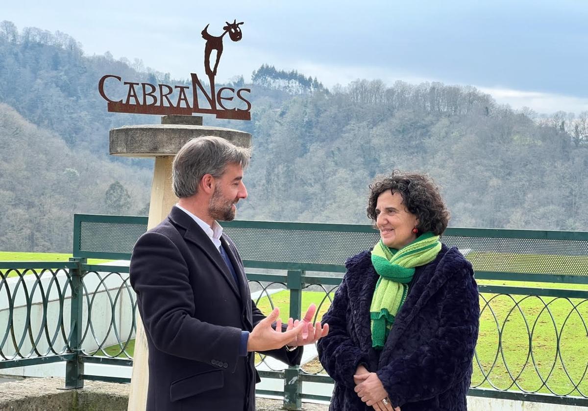 El alcalde, Gerardo Fabián, y la consejera de Cultura, Política Llingüística y Turismo, Berta Piñán, tras la reunión.