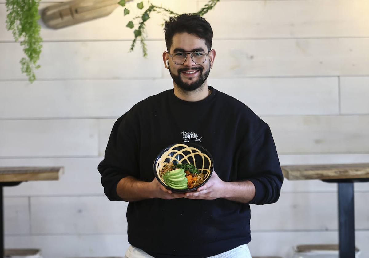 Jesús Roldán, del restaurante Tasty Poke presente en Gijón y Oviedo, muestra uno de sus platos estrella.