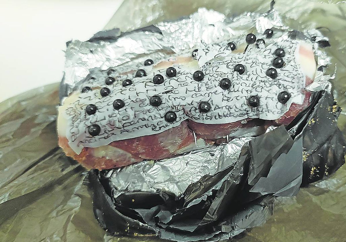 Carne con alfileres hallada en el arenal de la playa de San Lorenzo