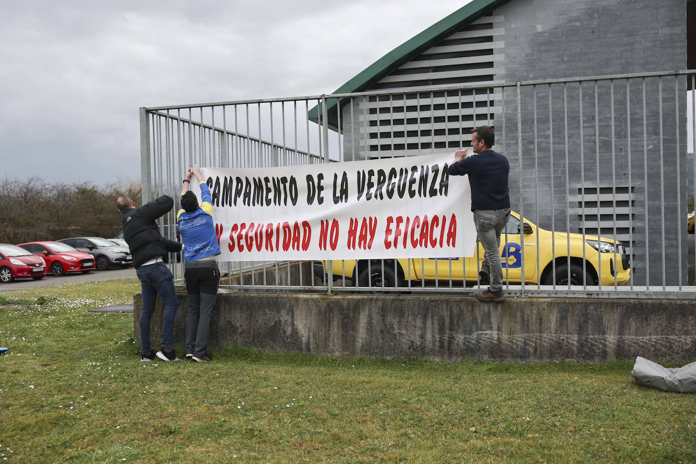 Los bomberos de Asturias acampan frente a la sede del Sepa