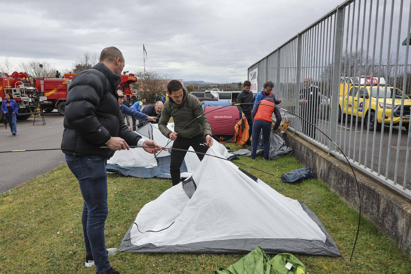 Los bomberos de Asturias acampan frente a la sede del Sepa