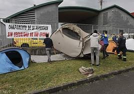 Algunos bomberos instalan, como símbolo de protesta, las tiendas de campaña del campamento indefinido frente a la sede del Sepa.