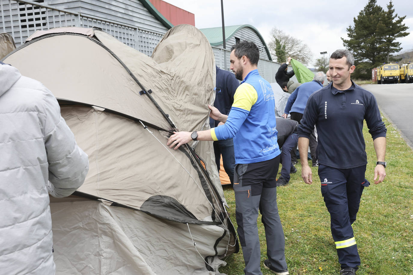 Los bomberos de Asturias acampan frente a la sede del Sepa