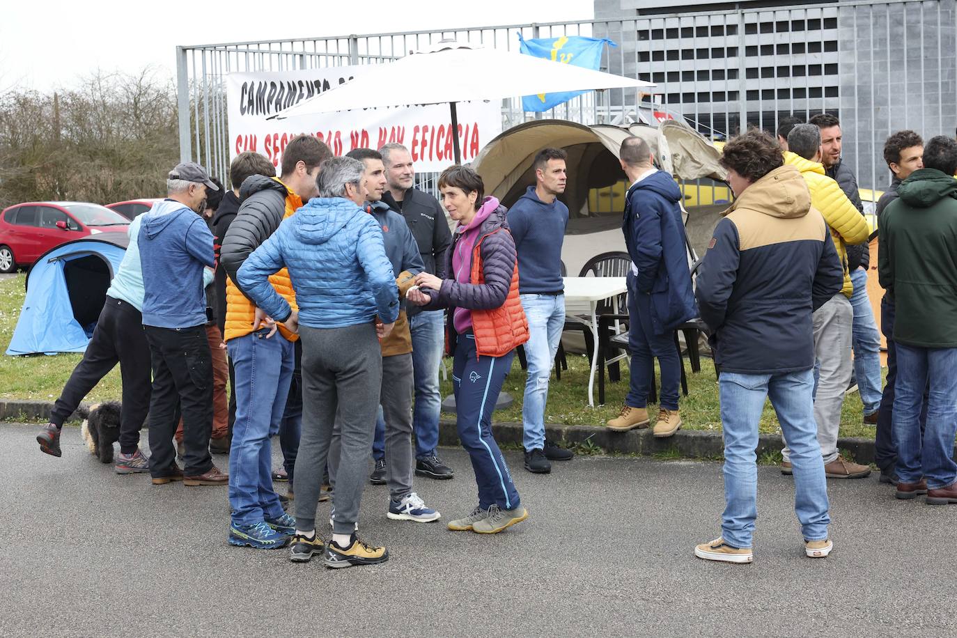 Los bomberos de Asturias acampan frente a la sede del Sepa