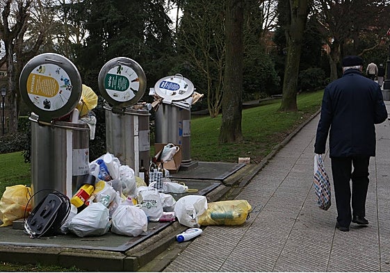 Un ciudadano pasa junto a los contenedores soterrados del parque del Campillín, en Oviedo