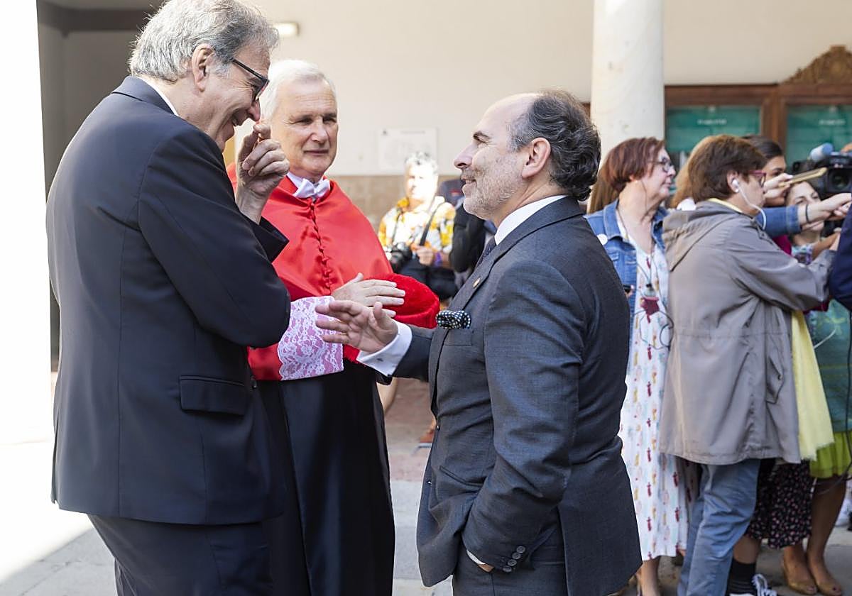 Ignacio Villaverde departe con el ministro de Universidades, Joan Subirats, en la apertura del curso.