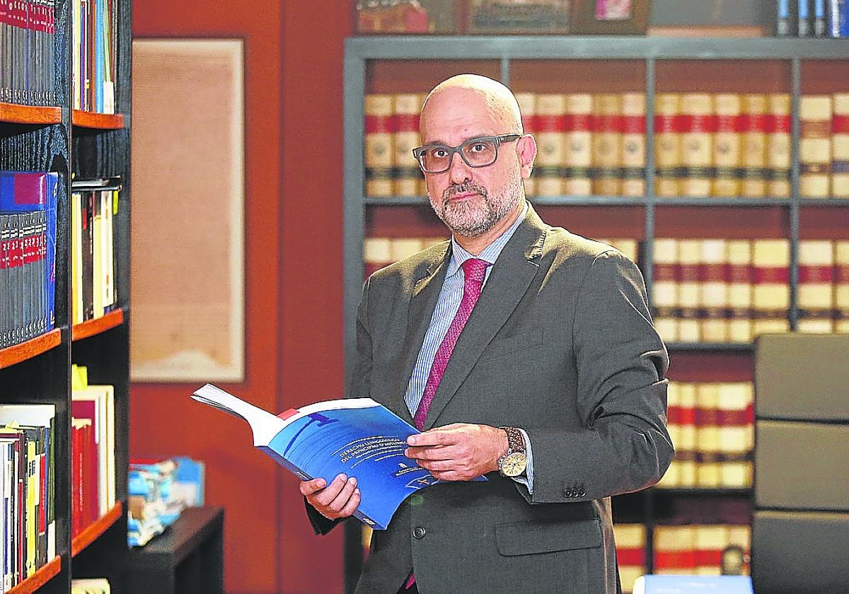 L'abogáu y autor del volume publicáu, nel so despachu profesional de Mieres.