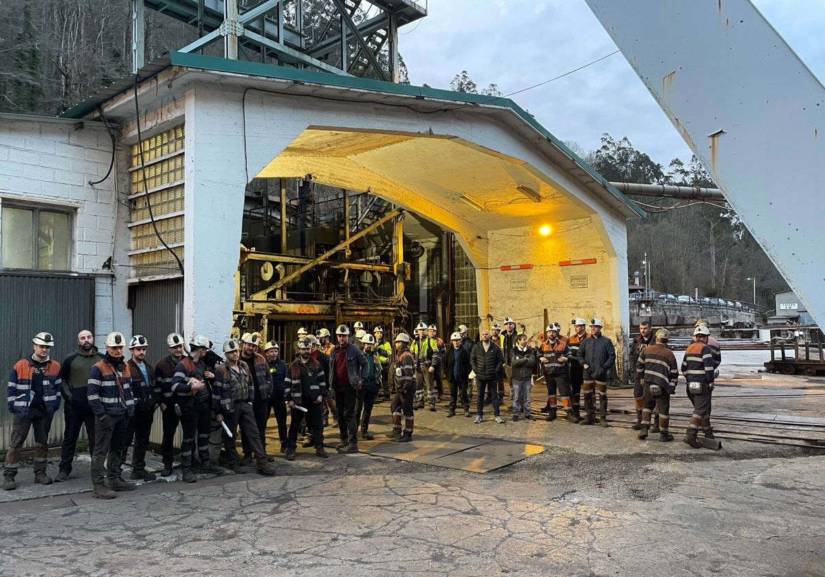 Concentración de mineros en el pozo Nicolasa, en Mieres.