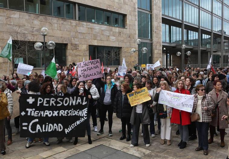 Los trabajadores del ERA, durante la concentración en Oviedo.