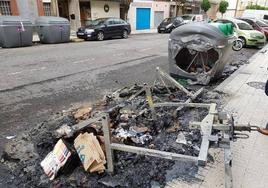 Un contenedor calcinado tras arder, en la calle Álava.