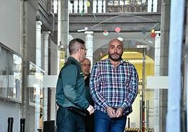 Delfín Jesús G. M., esposado a la salida del juzgado de Pravia.