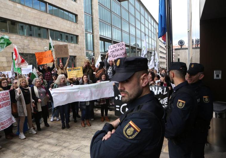 Las manifestantes, ante la entrada a la Consejería de Servicios Sociales.