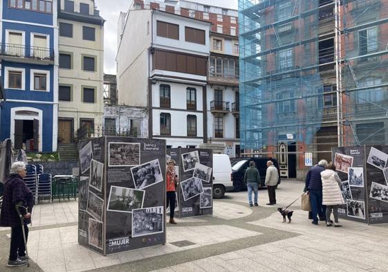 La exposición fotográfica atrae a los viandantes.