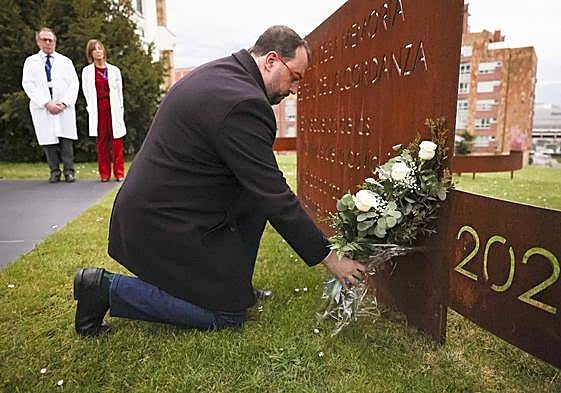 Barbón entrega una ofrenda floral, símbolo de homenaje a las víctimas de la covid.