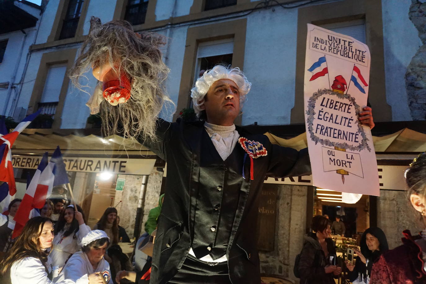 Diversión y colorido en el carnaval de Cangas de Onís