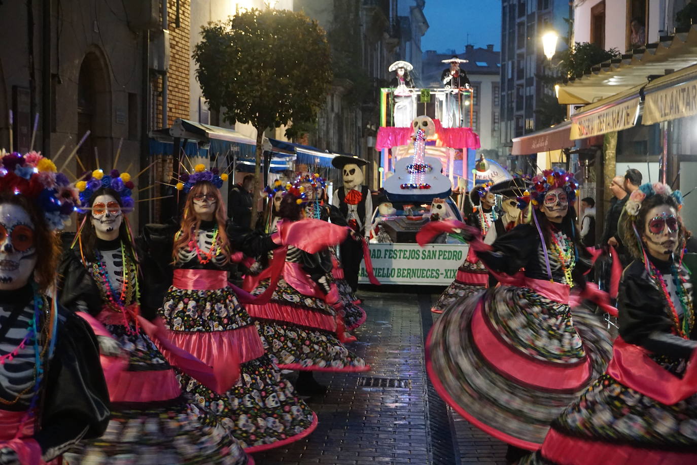 Diversión y colorido en el carnaval de Cangas de Onís