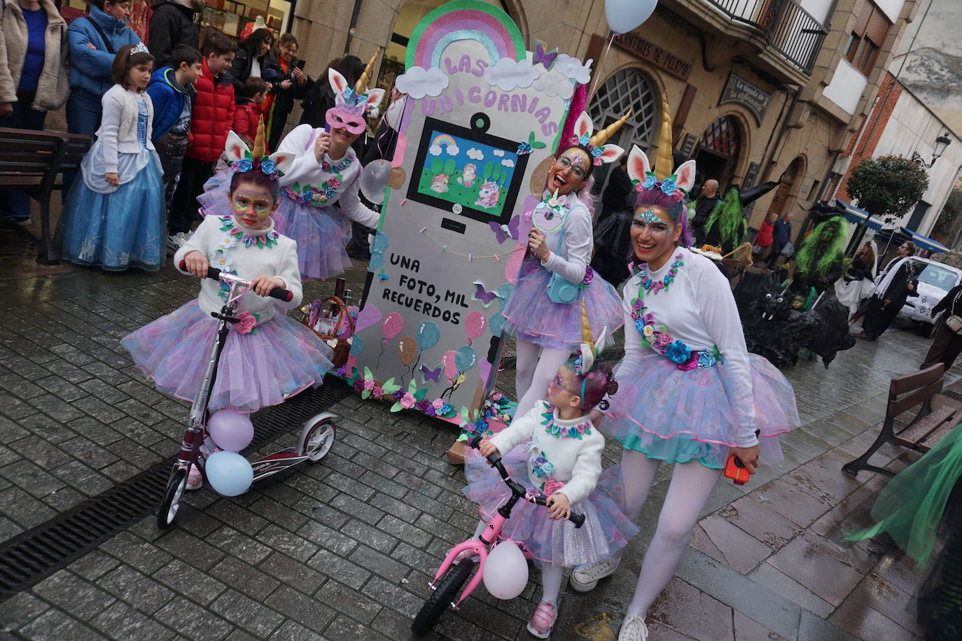 Diversión y colorido en el carnaval de Cangas de Onís