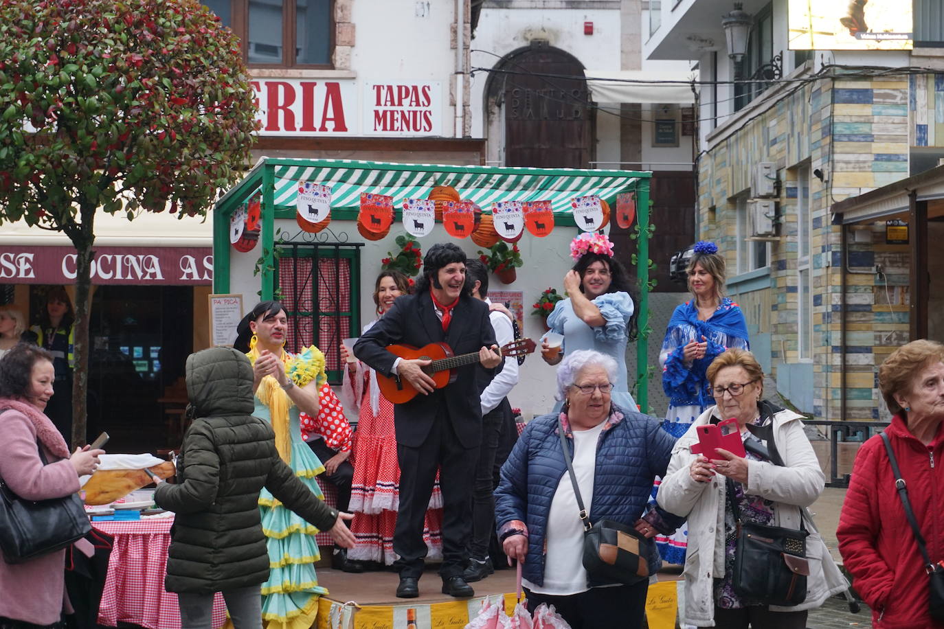 Diversión y colorido en el carnaval de Cangas de Onís