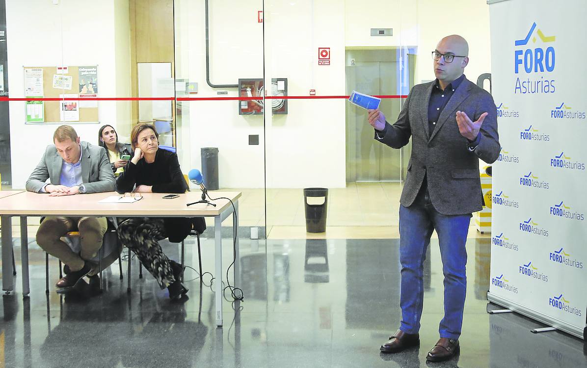 Jesús Martínez Salvador presenta el plan, bajo la atención de Adrián Pumares y Carmen Moriyón.