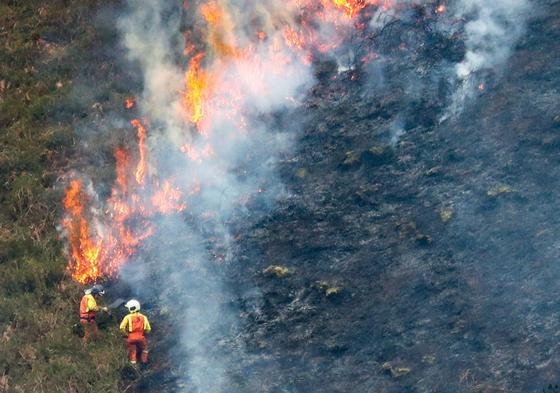 Dos bomberos atacan un fuego declarado en el concejo de Ribadesella.