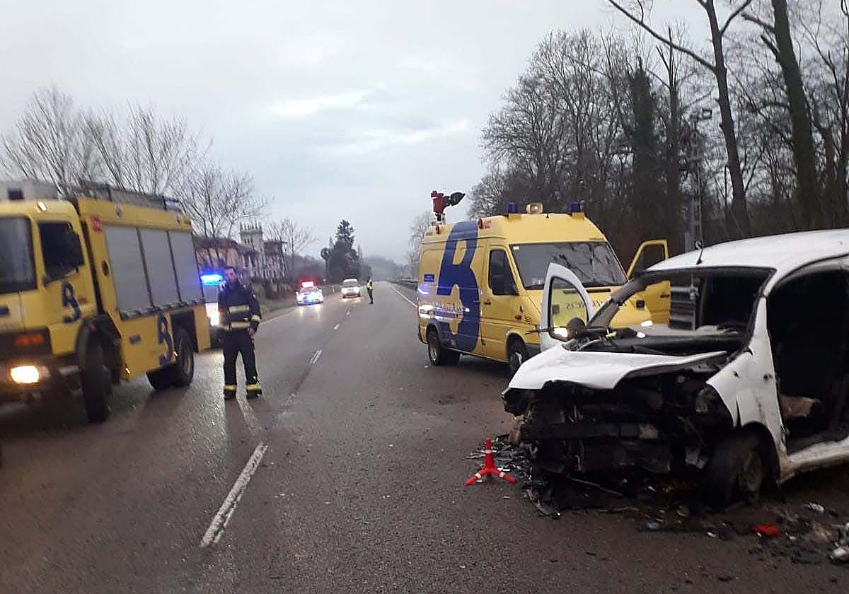La dotación de bomberos procedió a la excarcelación del conductor de la furgoneta de reparto de pan.