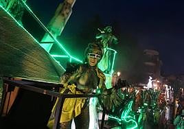 La 'Gaitaxia' de Tapia, que cerró el desfile, se alzó con el primer premio en carrozas.