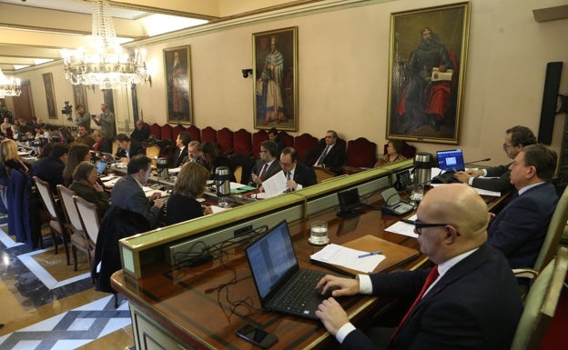 Uno de los momentos iniciales del Pleno del Ayuntamiento de Oviedo del mes de febrero.