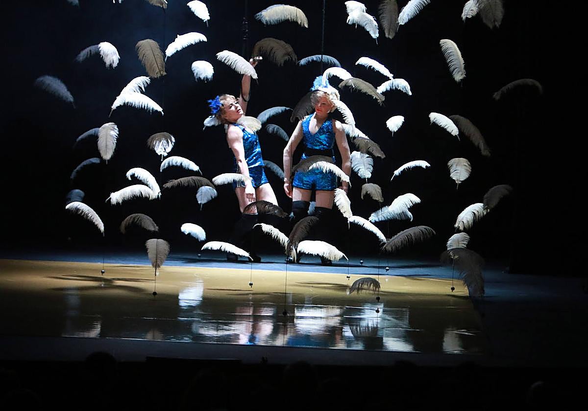 La compañía de Sol Picó durante su actuación de anoche en el Jovellanos.