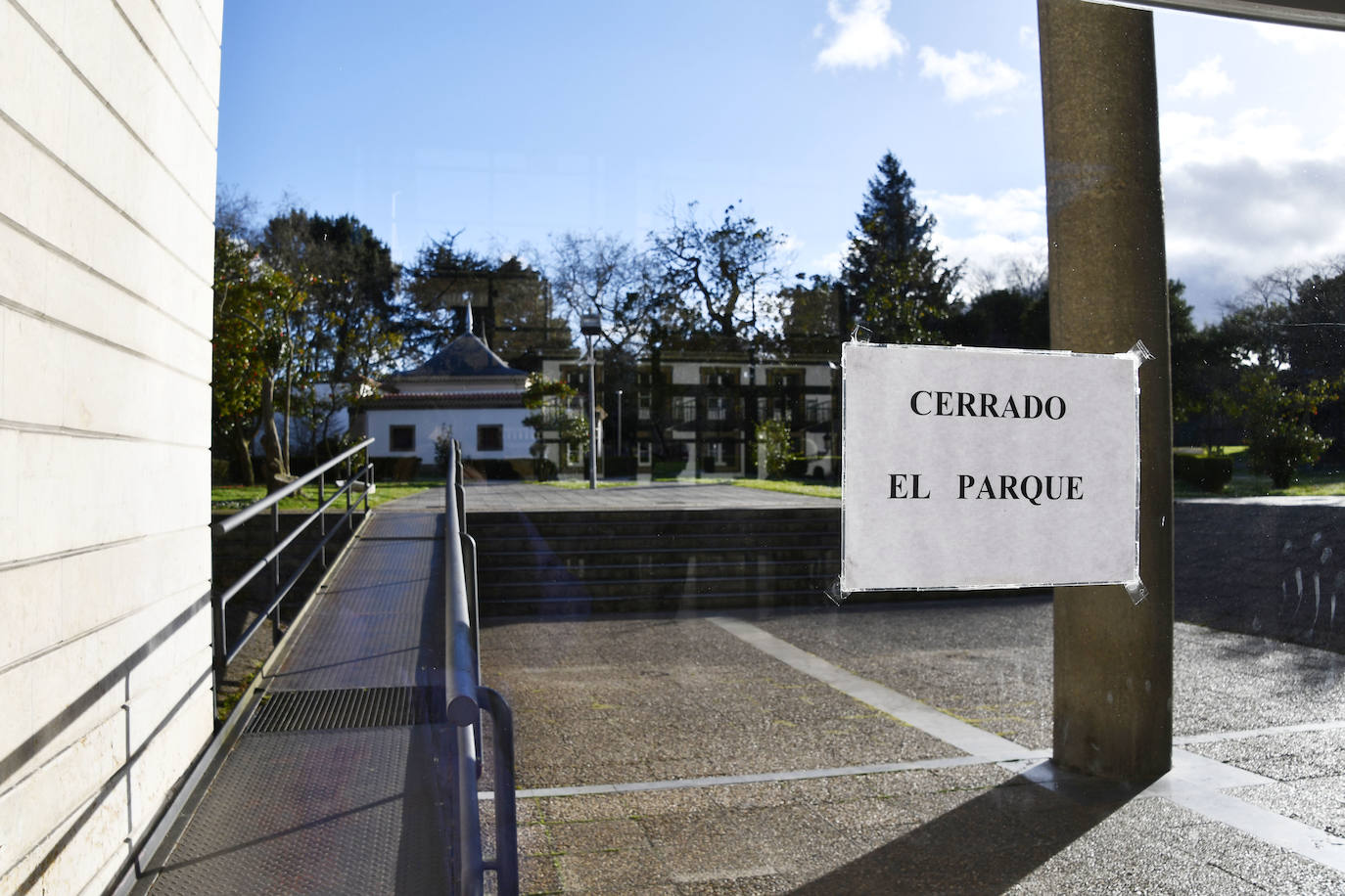 El Parque de Ferrera, de Avilés, cerrado por el viento