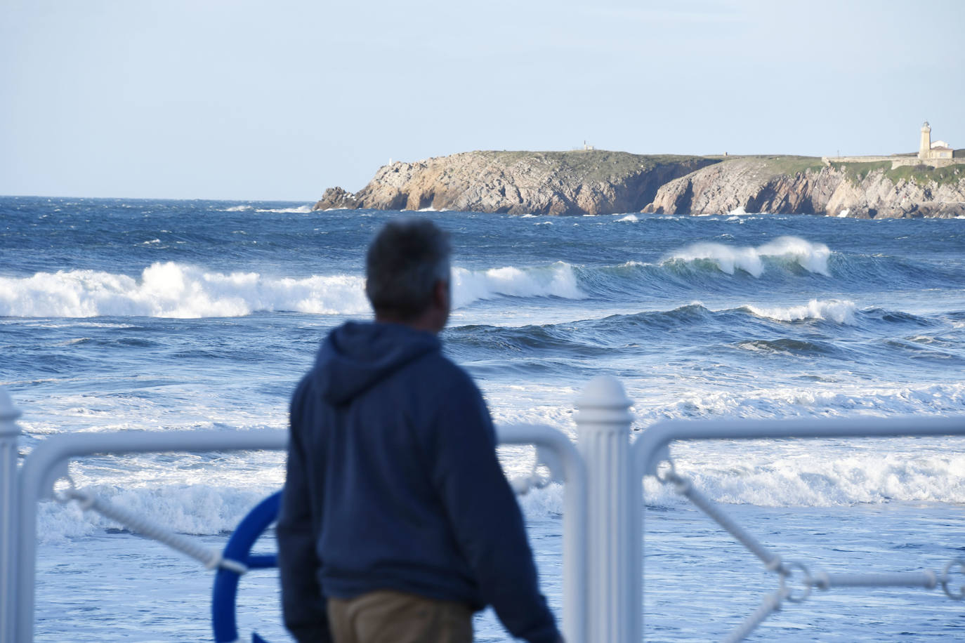 Paseo de Salinas, con la mar enbravecida por el temporal. 