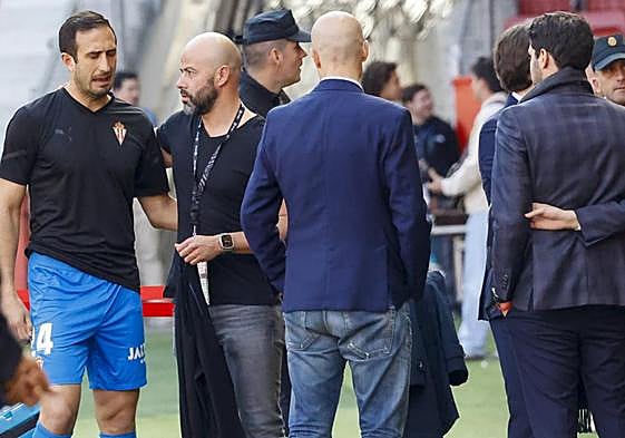 Dante Elizalde, ayer, saludando a 'Cali' Izquierdoz, con David Guerra de espalda.