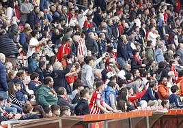 Aficionados, protestando en la Tribuna Oeste, en un momento del partido de ayer en El Molinón.