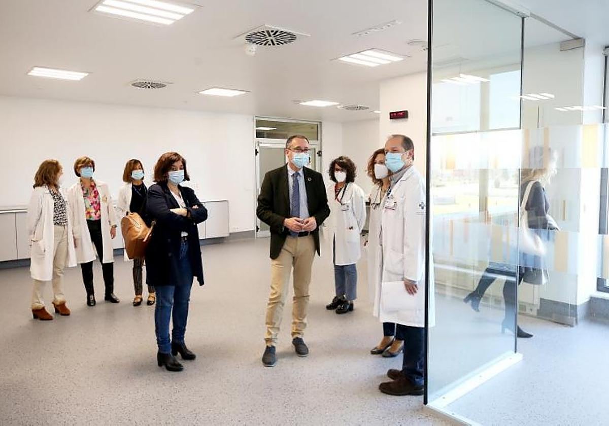 El consejero de Salud y la gerente del Sespa, junto al jefe de Nefrología del HUCA y su equipo, en la nueva sala de hemodiálisis, que estará dotada con monitores de última generación.