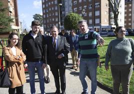 Visita del alcalde Alfredo Canteli a los vecinos del barrio de Vetusta.