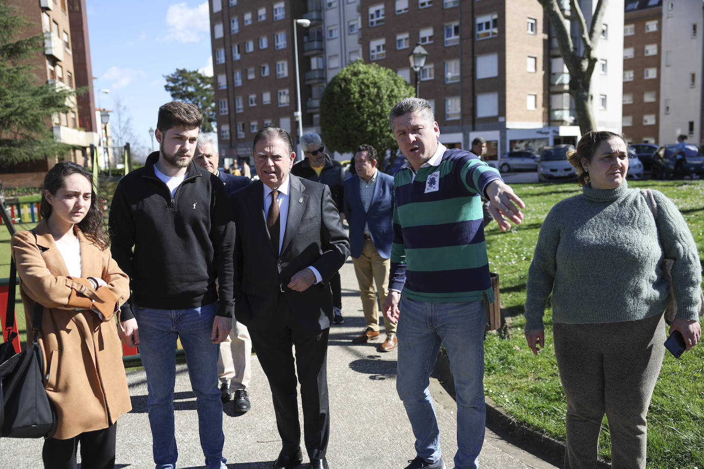 Visita del alcalde Alfredo Canteli a los vecinos del barrio de Vetusta.