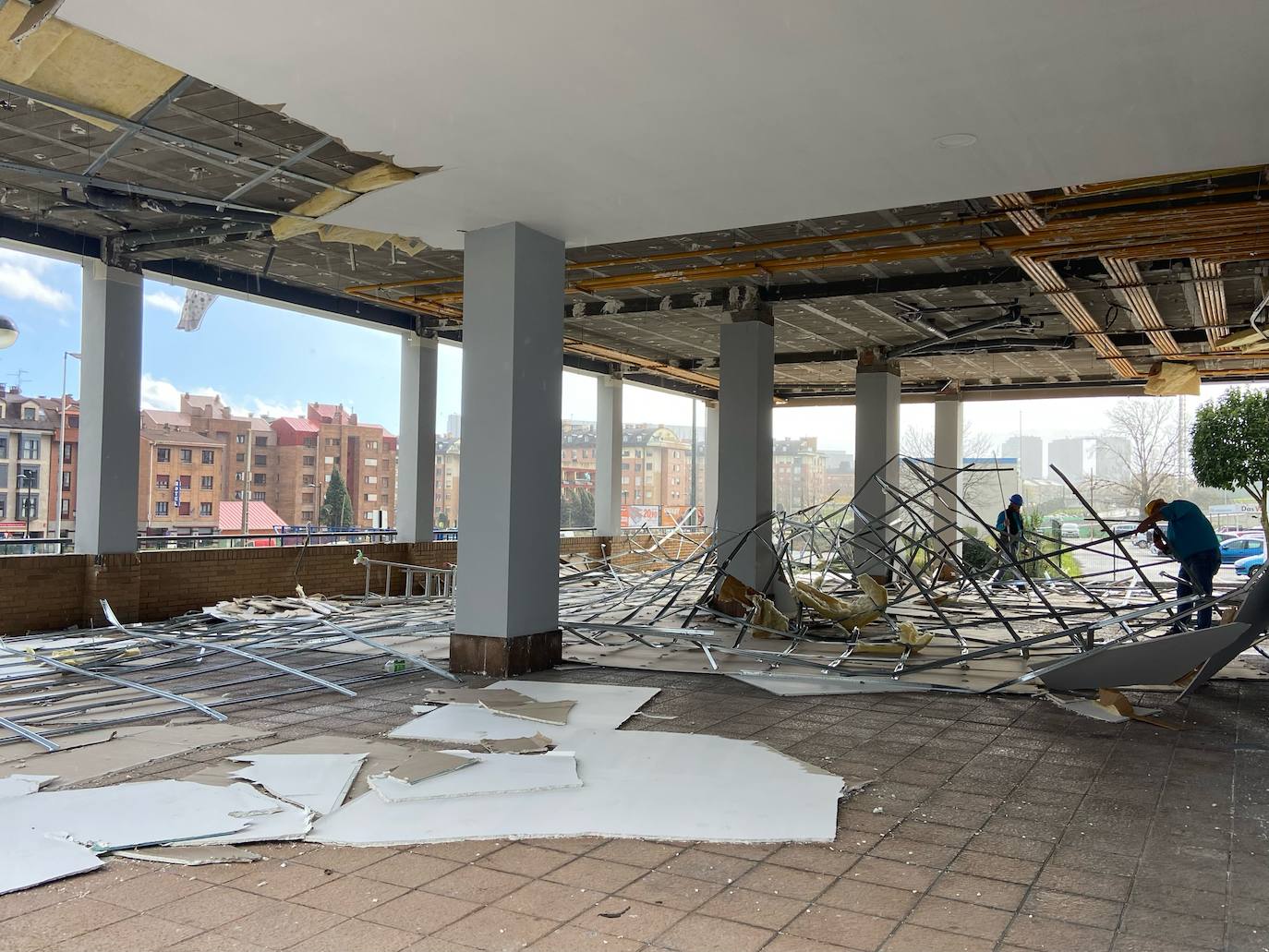 El viento derriba el falso techo de un soportal de la calle Xuacu de la Sama, en Oviedo. 