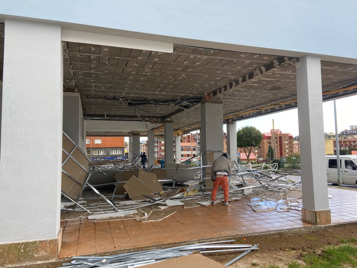 El viento derriba el falso techo de un soportal de la calle Xuacu de la Sama, en Oviedo. 