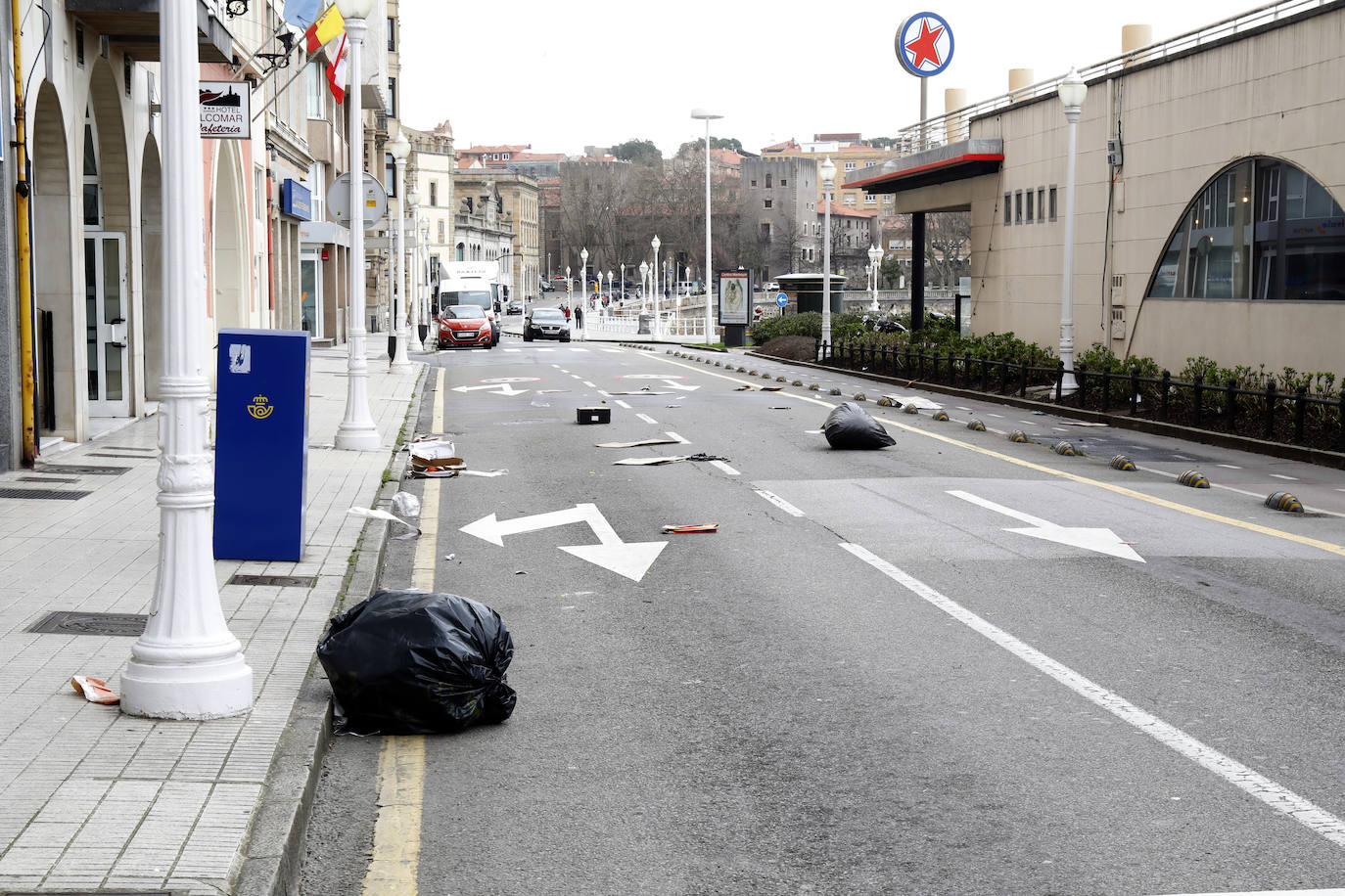 El viento deja un reguero de daños en Gijón