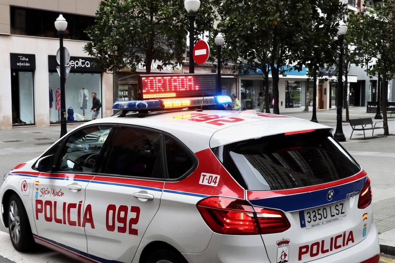 El viento deja un reguero de daños en Gijón