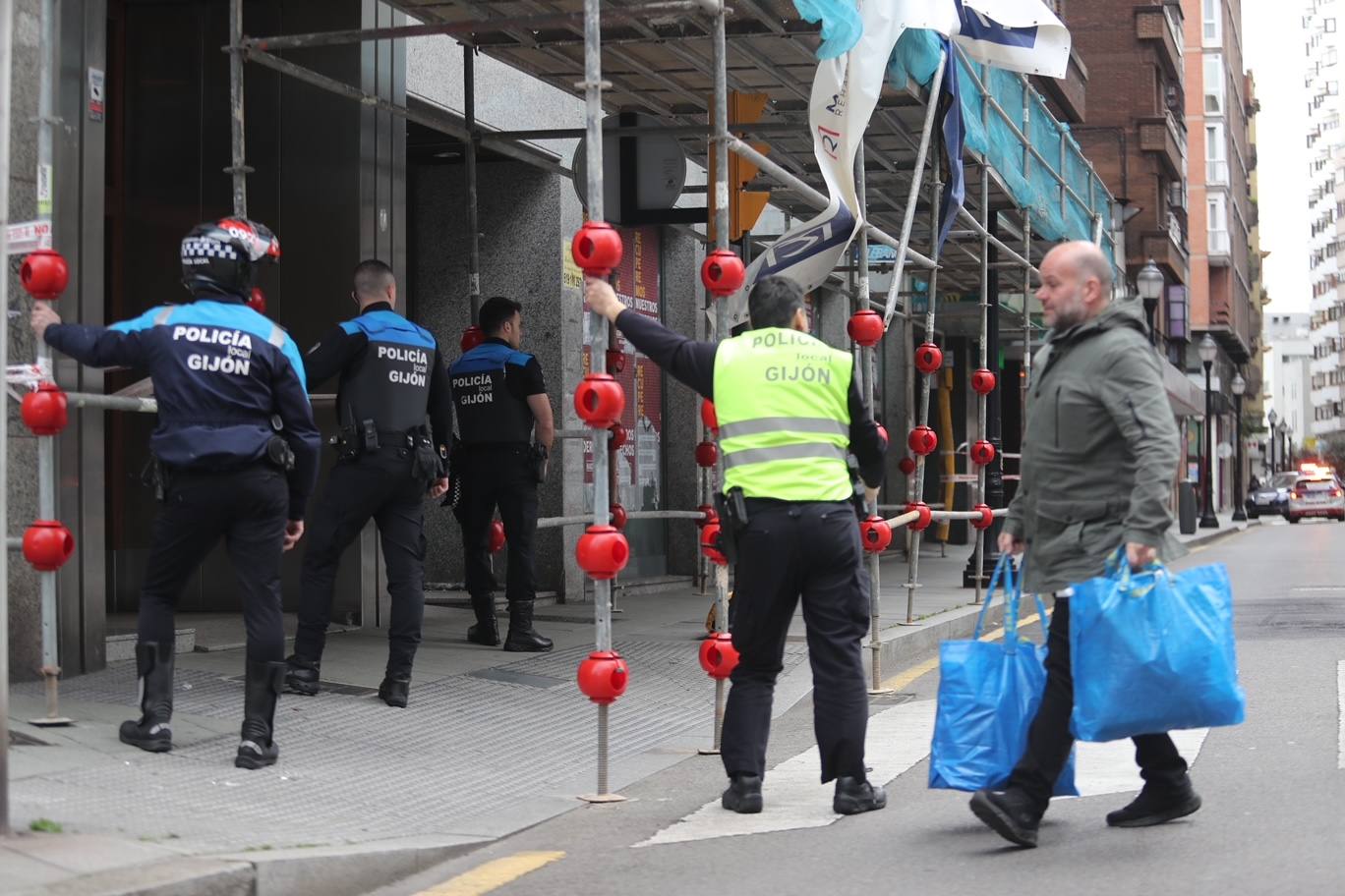 El viento deja un reguero de daños en Gijón