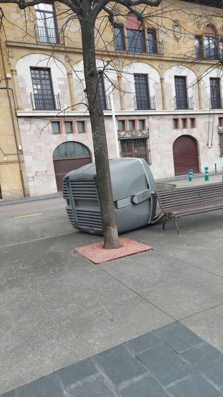 El viento deja un reguero de daños en Gijón