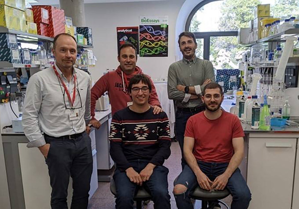 Investigadores del Grupo de Epigenética del Cáncer y Nanomedicina implicados en el estudio. De izquierda a derecha, Mario Fernández Fraga, Juan Ramón Tejedor, Juan José Alba Linares, Agustín Fernández y Raúl Fernández Pérez.