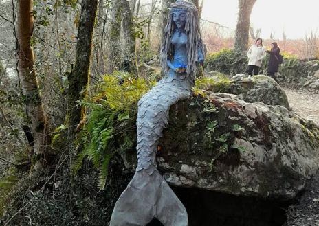 Imagen secundaria 1 - En la imagen superior, el Santuario de la Virgen de Cueva, en Infiesto. Bajo esta, algunos de los runcones que ofrece la ruta de la Peridiella.