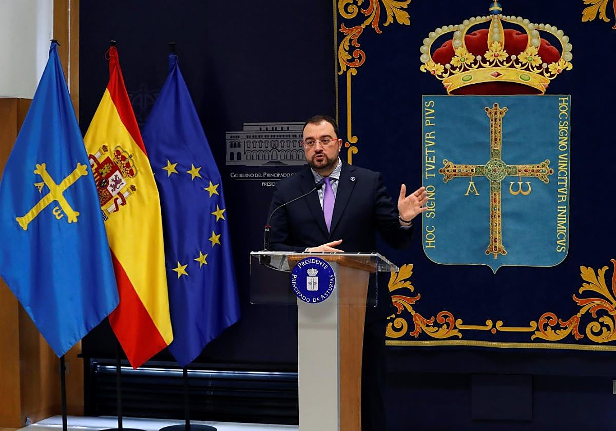 El presidente del Principado, Adrián Barbón, detallando el resultado de la cumbre.