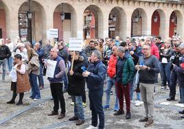 Protesta de policías locales de Gijón frente al Ayuntamiento.