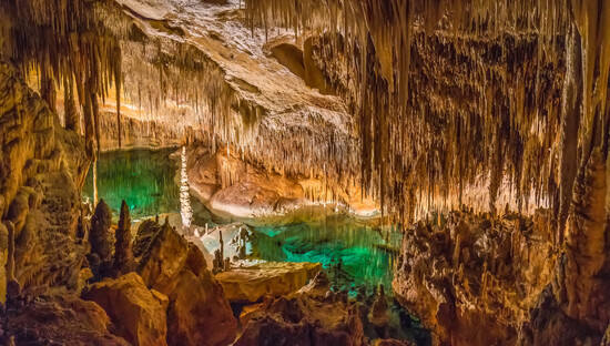 Esta maravilla natural de Manacor, en Mallorca, es una de las visitas más turísticas de la isla. Fueron creadas en el Mioceno, debido a la entrada del mar que fue creando túneles y galerías subterráneas que ya eran conocidas durante la Edad Media. En el siglo XIX se acondicionó para que pudieran ser visitadas, por lo que se añadió un nuevo acceso, escaleras, un trazado de 1.200 metros y se realizó la instalación eléctrica de la cueva.