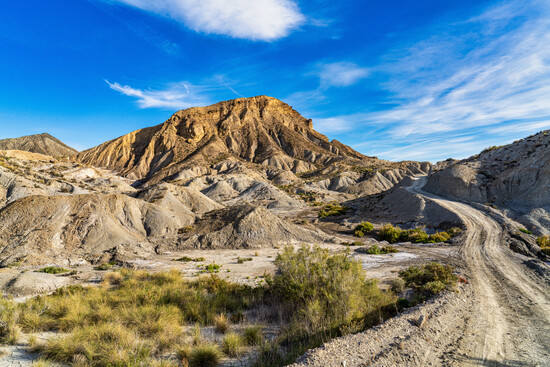 Al norte de la ciudad de Almería se encuentra esta árida llanura compuesta de cárcavas, ramblas, torrenteras y taludes propias de los paisajes badlands. Conocida por ser uno de los mejores lugares de la zona para el avistamiento de aves, ya que está protegida para que estos animales puedan refugiarse en él.