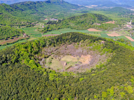 Compuesto por más de cuarenta conos volcánicos y una veintena de coladas de lava, este parque cuenta con un gran valor natural. Ofrece 28 itinerarios pedestres con diferente longitud y dificultad que permiten recorrer las inmediaciones de los volcanes y disfrutar de su variada vegetación. Dentro del parque también se puede visitar la ermita dentro del volcán de Santa Margarita y el espacio museístico del volcán de Coscat.